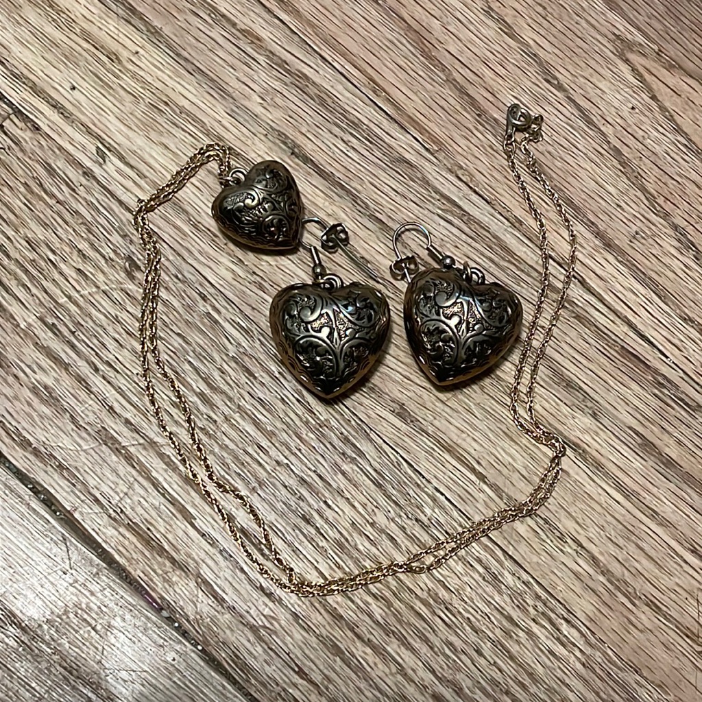 Vintage Avon Gold Etched Heart Earrings And Necklace 20$